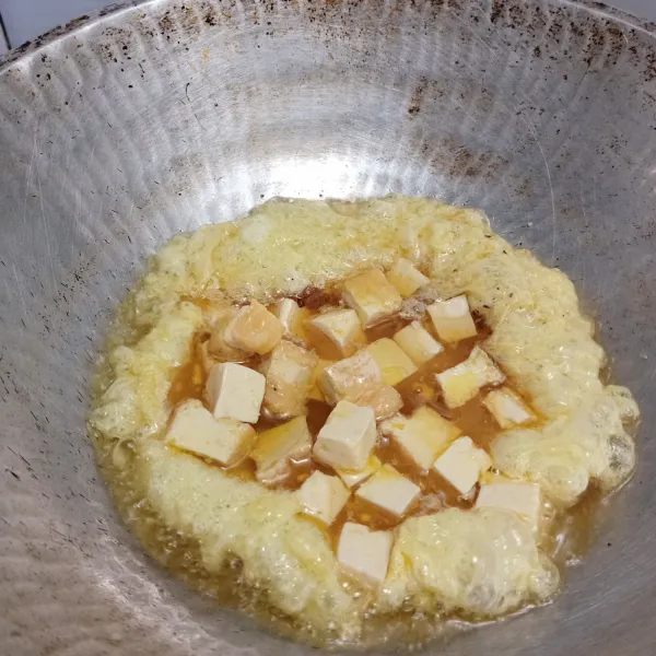 Goreng tahu telur dengan api kecil supaya matangnya merata.
