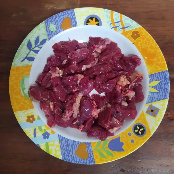 Potong daging kecil-kecil, kemudian marinasi dengan kecap asin selama 10 menit.