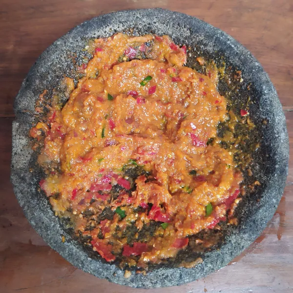 Haluskan bumbu halus.