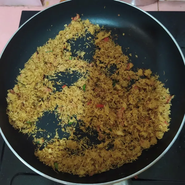 Buat serundeng : sisihkan sisa kelapa parut lalu sangrai hingga kering.