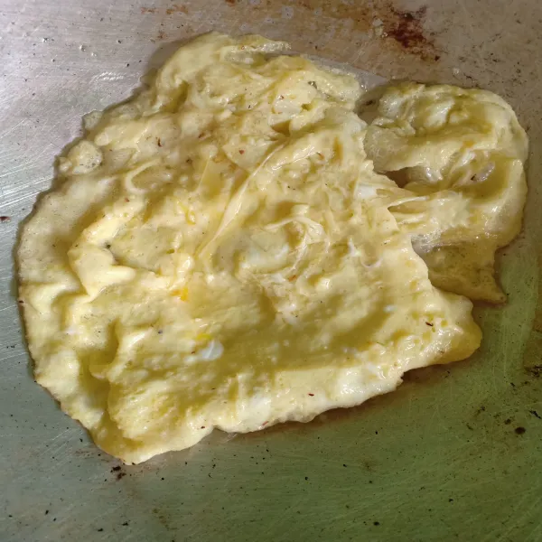 Kocok lepas telur beri sedikit garam lalu goreng hingga matang.