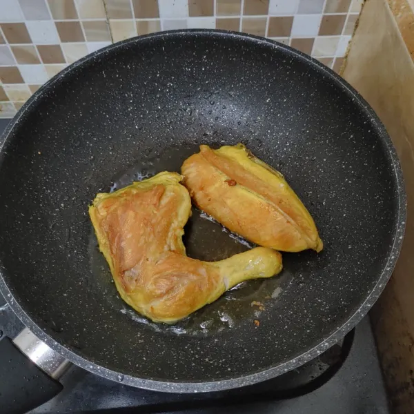 Angkat ayam dari dalam kuah soto, tiriskan sejenak, lalu goreng hingga kecokelatan. Sebaiknya jangan terlalu kering saat menggoreng ayamnya cukup sampai cokelat saja dan jangan lupa di bolak-balik agar merata.