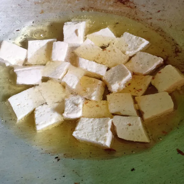 Potong tahu kecil-kecil lalu goreng hingga berkulit.