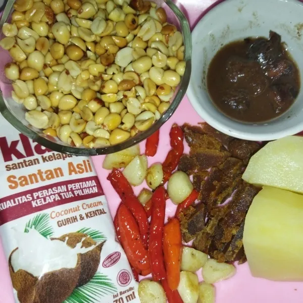 Siapkan bahan-bahan, kacang tanah, cabe merah, cabe rawit dan bawang putih yang sudah digoreng, siapkan juga asam jawa yang sudah diberi air, kentang rebus, gula merah yang sudah dipotong-potong dan santan kental.