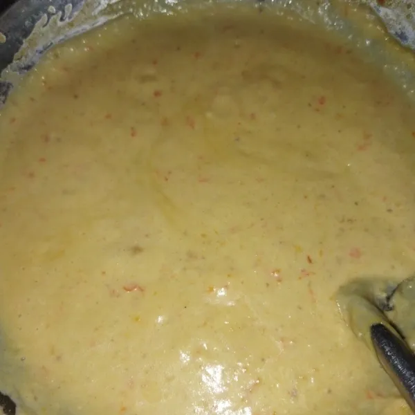 Masak sambil diaduk-aduk, masak hingga saus kacang meletup-letup, angkat dan diamkan hingga adem.