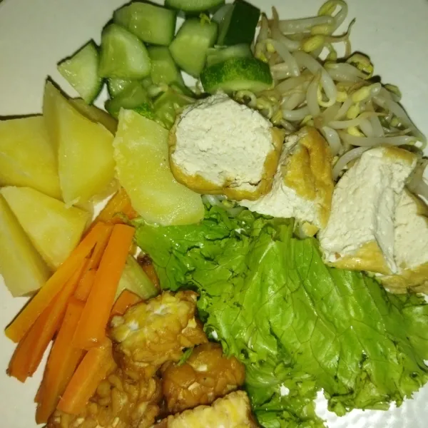 Siapkan piring saji, tata sayuran sesuai selera.