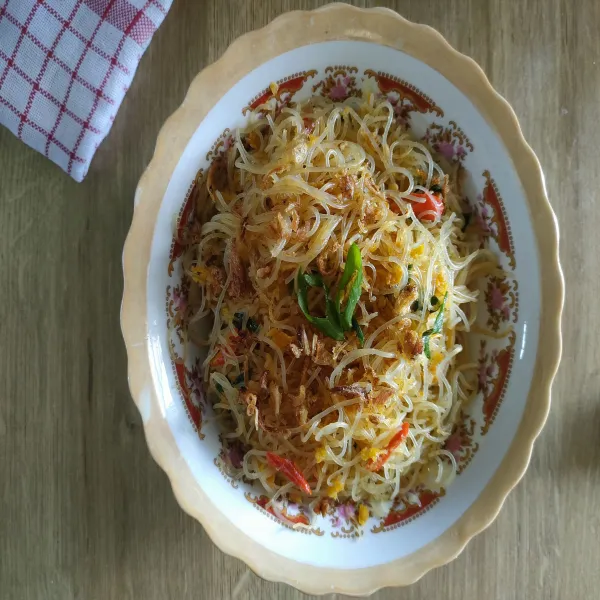 Bihun goreng siap disajikan dg taburan topping bawang goreng  ..