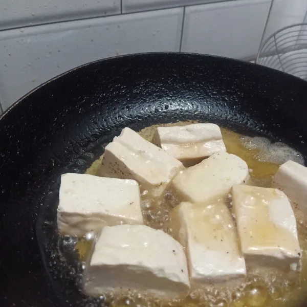 Goreng tahu sampai kecokelatan.
Angkat dan sisihkan.