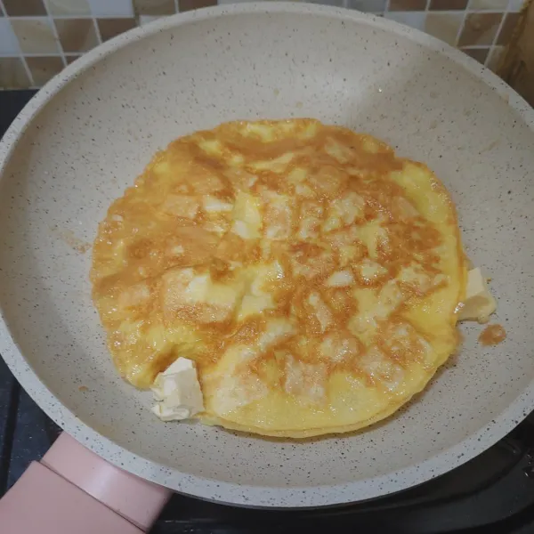 Masak tahu telur seperti membuat dadar. Setelah matang, angkat dan tiriskan.
