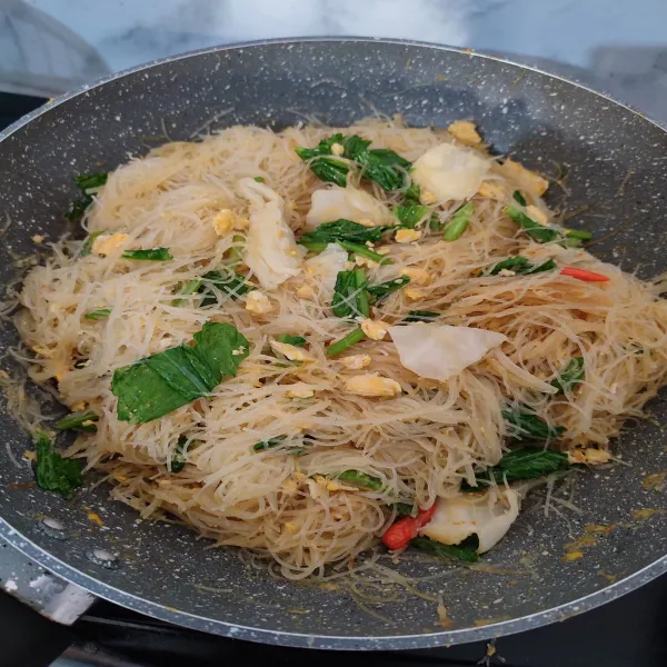 Terakhir, tambahkan sawi/caisim. Aduk kembali, masak hingga bihun dan sawi matang.