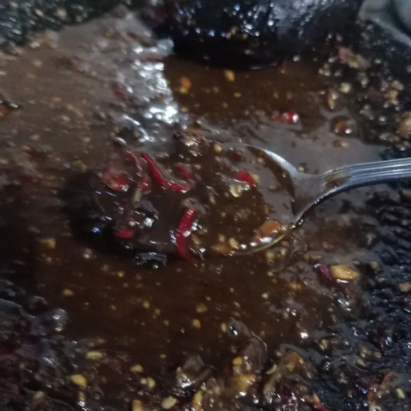 Siapkan kacang yang sudah digoreng, bawang putih goreng, petis dan juga cabe uleg hingga halus kemudian tambahkan gula dan garem. Uleg lagi. Kemudian tambahkan kecap, aduk-aduk lalu tambahkan sedikit air.