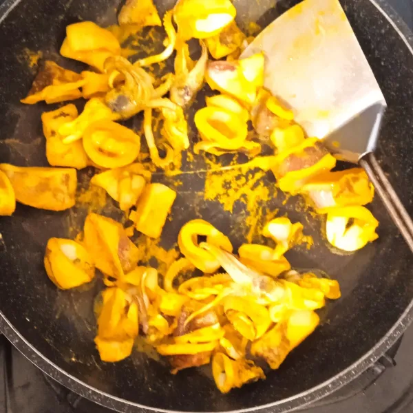Panaskan pan anti lengket. Goreng cumi tanpa minyak. Goreng hingga mengeluarkan air dan mengering.