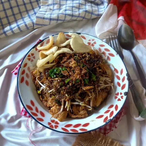 Kemudian beri irisan daun seladri. Lalu Tuang bumbu kacang diatasnya. Terakhir buburi bawang goreng diatasnya. Sajikan.