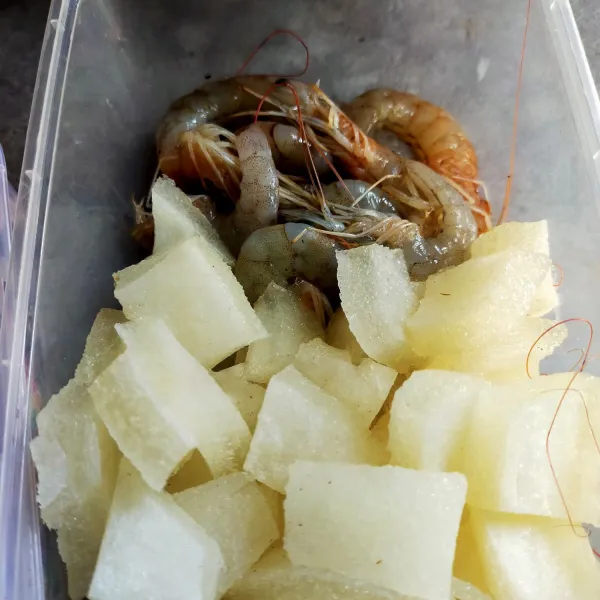 Potong-potong cecek, cuci bersih bersama dengan udang.