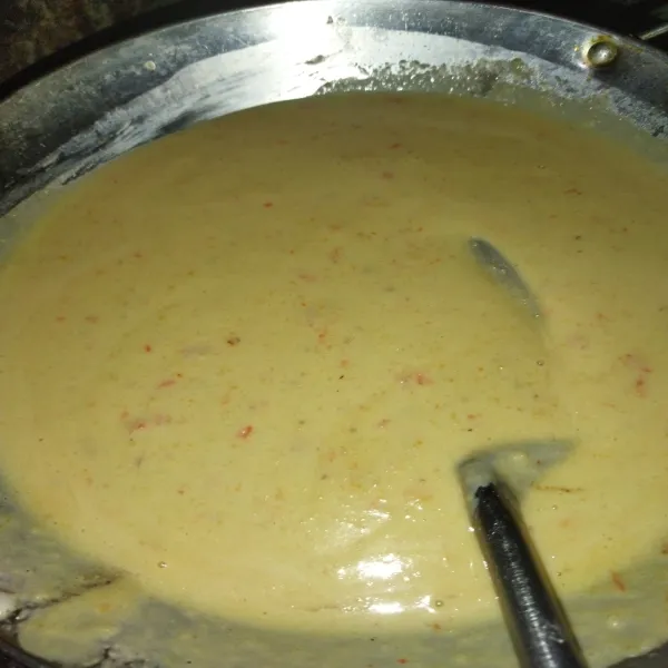 Lalu masukkan sisa air 100 ml dan garam, lalu masak dengan api kecil.