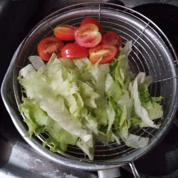 Siapkan semua bahan salad.