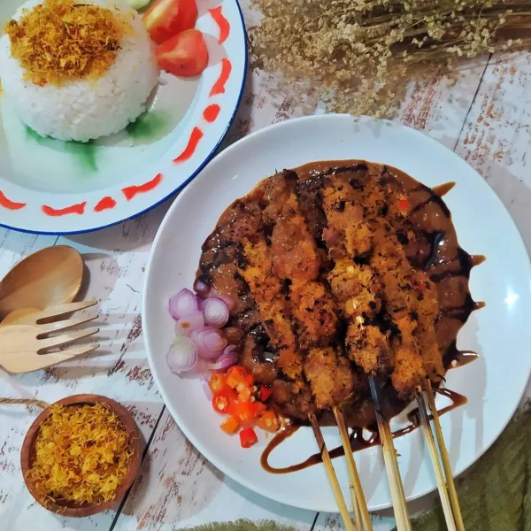 Penyajian : campur bumbu kacang dengan kecap manis secukupnya, lalu letakkan sate di atasnya.
Beri irisan bawang merah dan irisan cabe rawit.
Sajikan dengan nasi putih dan serundeng.