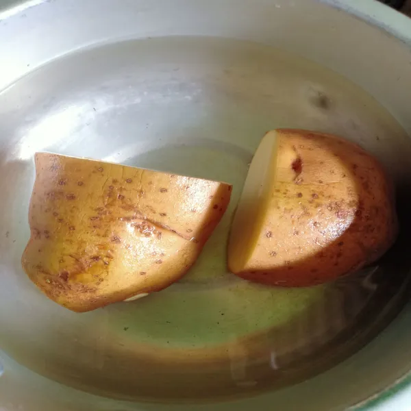 Rebus kentang hingga matang lalu angkat dan kupas kulitnya