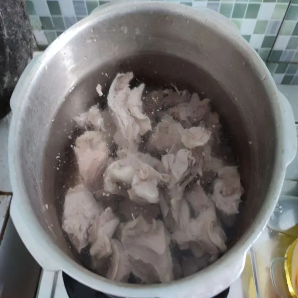 Rebus daging dan jeroan dengan air, buang busanya.