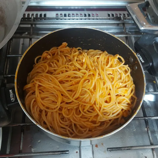Kemudian masukkan spaghetti aduk merata.