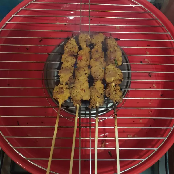 Panggang di atas bara api atau teflon.
Bolak-balik hingga matang merata.