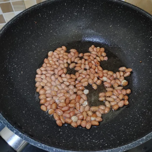 Goreng kacang tanah hingga kecoklatan dan matang. Angkat dan tiriskan.