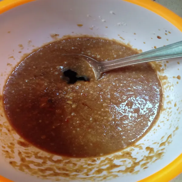 Tambahkan air hangat, petis, kecap manis dan sedikit garam. Cek rasanya. Sajikan potongan kentang, lontong, tahu, taoge dan telur goreng dan kerupuk dengan bumbu kacangnya.