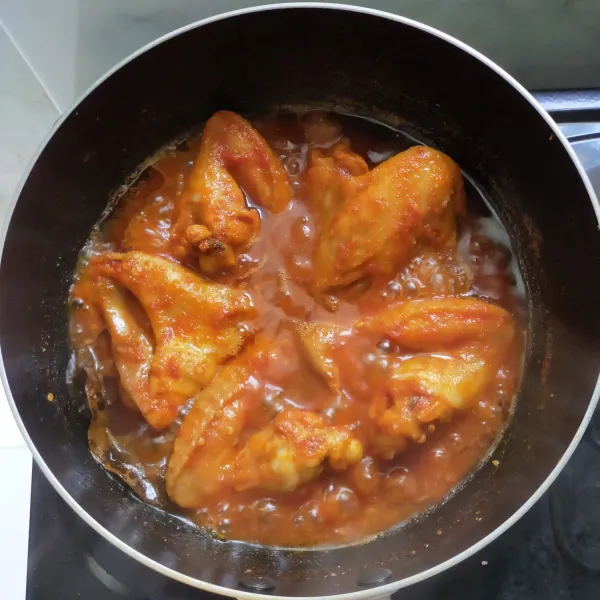 Masak hingga mendidih dan bumbu meresap, kemudian tes rasanya.