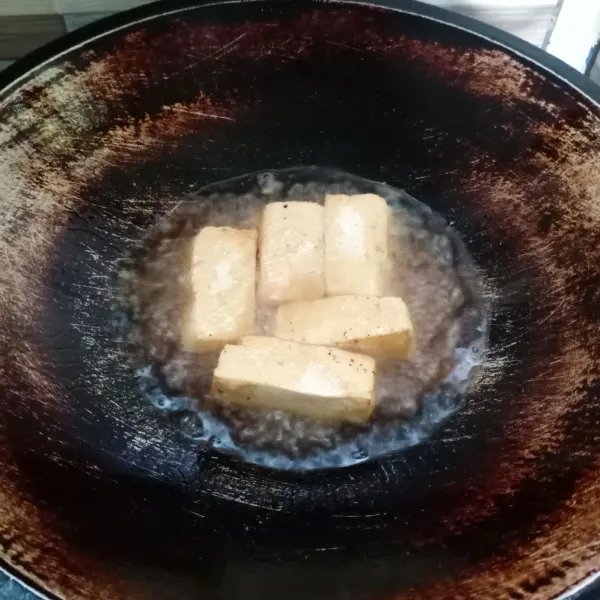 Kemudian goreng tahu sampai berkulit dan matang.