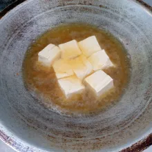 Goreng tahu sampai matang. Kemudian angkat, tiriskan, dan potong-potong.