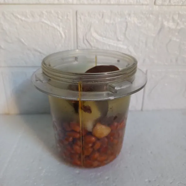 Masukkan kacang tanah, bawang putih dan cabai ke dalam blender.
Tambahkan kentang rebus, air asam, gula jawa dan sedikit air apabila diperlukan.