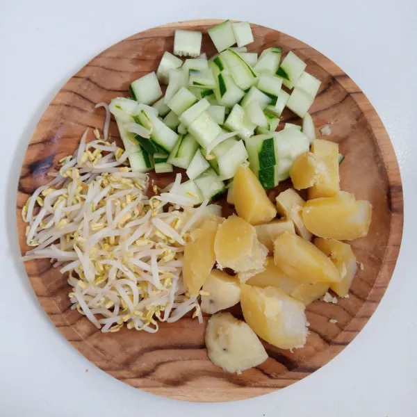 Kukus kentang. Rebus sebentar kecambah. Kemudian potong-potong timun.