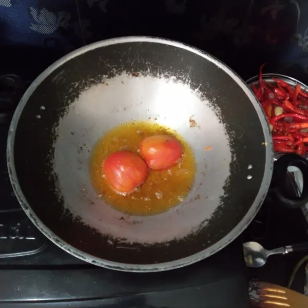 Goreng juga tomat hingga layu, kemudian angkat dan sisihkan.