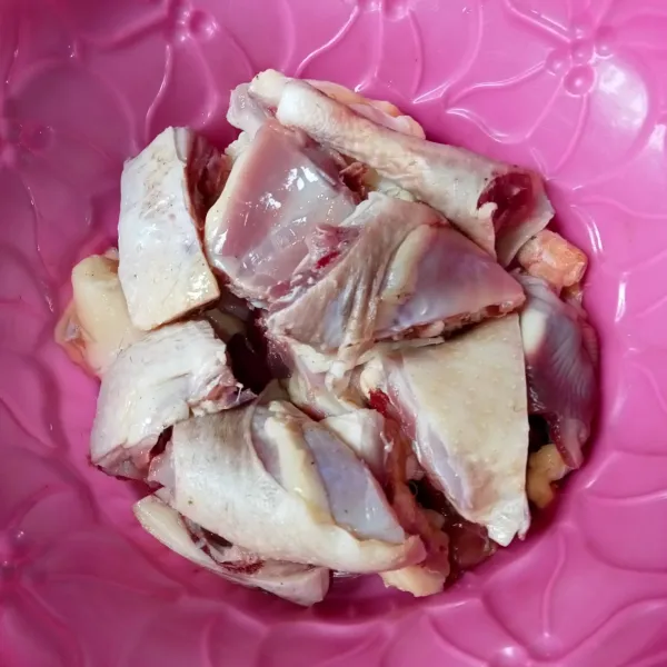 Potong-potong ayam dan cuci bersih.