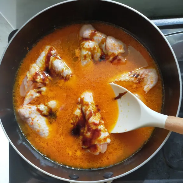 Tambahkan kecap manis dan petis, aduk rata.