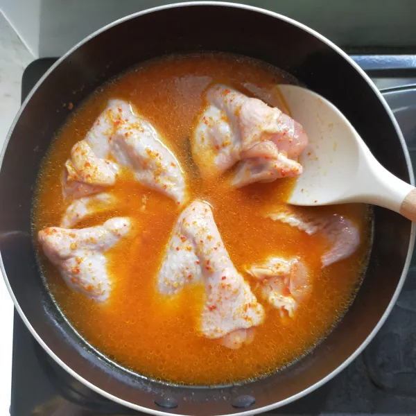 Kemudian tambahkan air, lalu aduk rata.