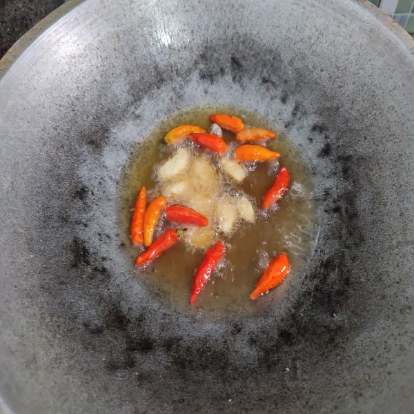 Goreng sebentar cabe rawit dan bawang putih hingga sedikit layu.