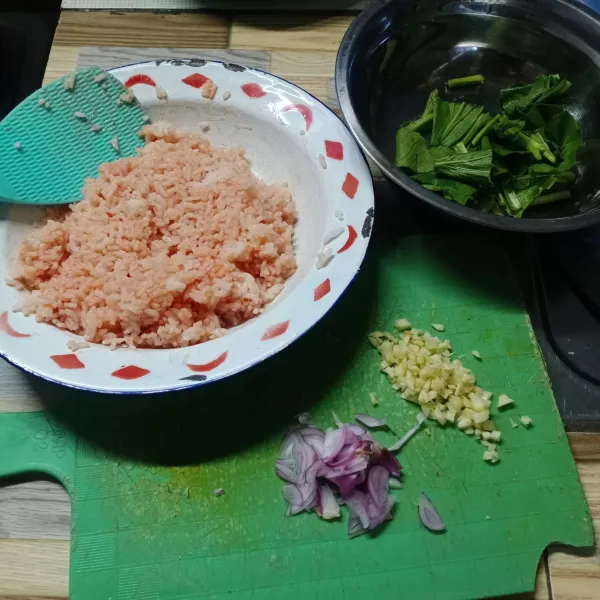 Siapkan bahan yang akan diolah. Campur rata nasi dan saos tomat. Cincang bawang putih, iris tipis bawang merah. Cuci bersih sawi.