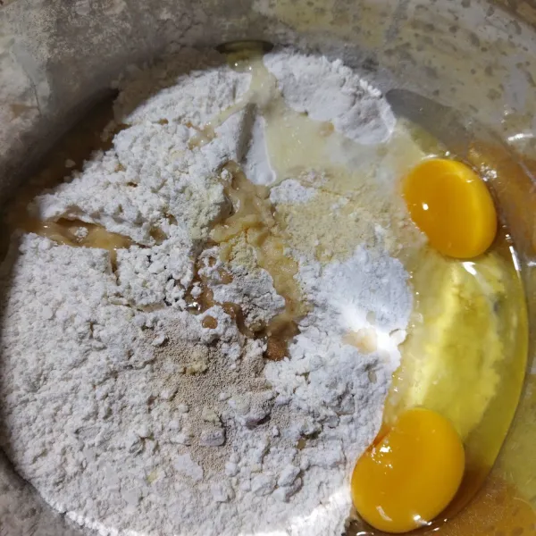 Campurkan tepung, gula, ragi, minyak, garam, susu bubuk dan telur.
