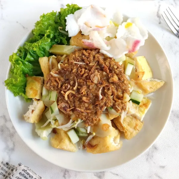 Penyajian : Siapkan piring. Tata lontong, kentang, tahu, telur, timun dan kecambah. Siram dengan bumbu petis. Taburi bawang goreng. Kemudian sajikan bersama kerupuk.