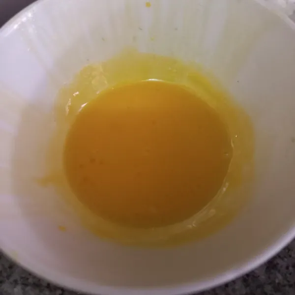 Campur bahan olesan seperti kuning telur, kental manis dan minyak goreng