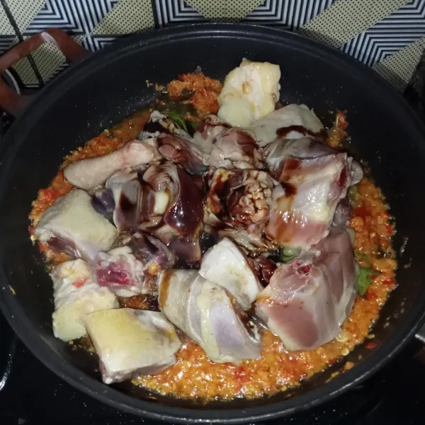 Masukkan ayam dan kecap manis, kemudian aduk-aduk hingga ayam berubah warna.