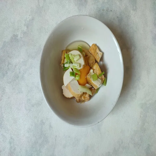 Kocok lepas telur bersama tahu, daun bawang, garam.