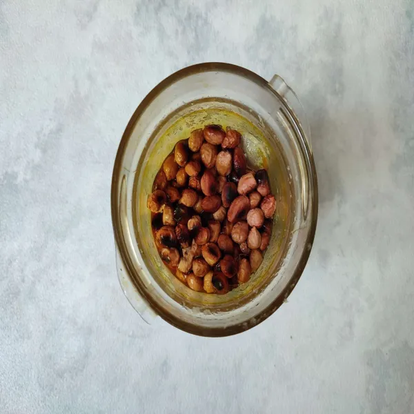 Blender semua bahan bumbu kacang hingga halus dan tercampur rata, cicipi rasanya.
Sesuaikan kekentalan bumbu kacang sesuai selera.
Sisihkan.
