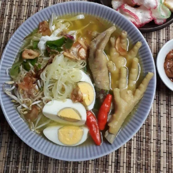 Tata dalam mangkuk, soun, telur rebus, irisan kol, daun bawang dan tauge. Siram dengan kuah dan ceker ayamnya. Taburi dengan bawang goreng diatasnya.