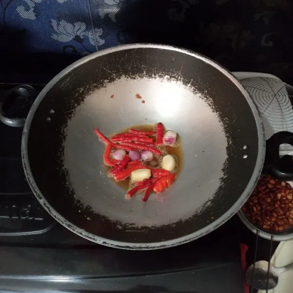 Goreng cabe rawit, cabe merah, bawang merah dan bawang putih hingga layu