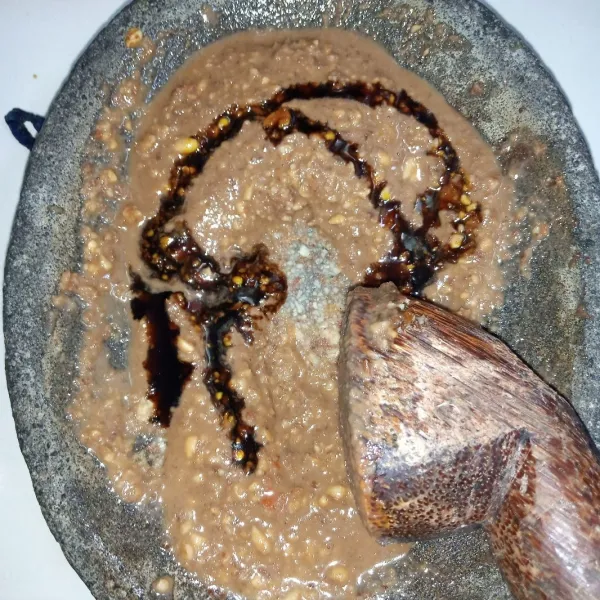 Ulek kacang tanah, bawang putih, cabai rawit dan garam sampai halus. Masukkan petis. Ulek kembali. Tambahkan kecap manis dan air hangat. Aduk rata. Icip rasa.