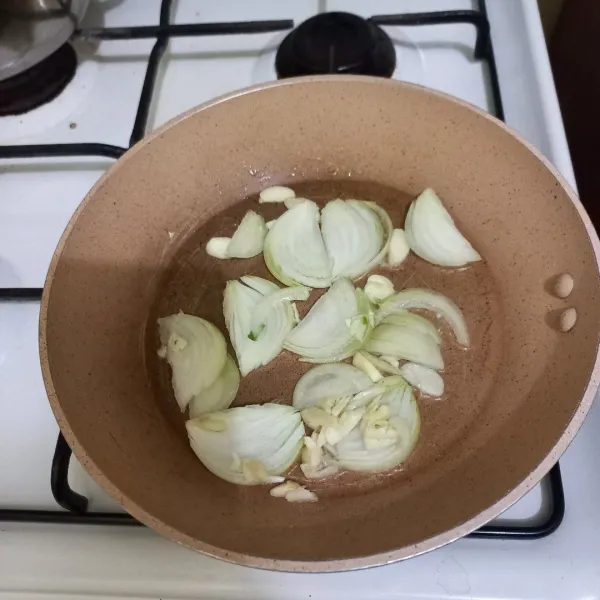 Tumis irisan bawang putih dan bawang bombay hingga harum, sisihkan.
