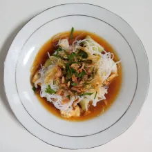 Penyajian : siapkan piring, taruh lontong, tahu, dan mie di atasnya. Kemudian siram dengan kuah, beri sambal petis, bawang goreng, seledri, dan kerupuk. Kemudian sajikan.