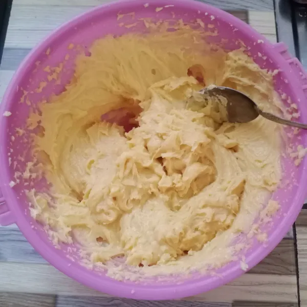 Kemudian masukkan telur, mixer sampai adonan licin.